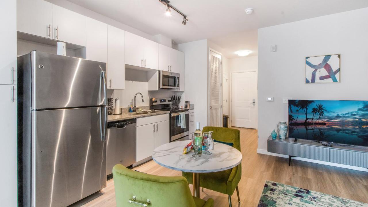 Stunning Studio With Balcony Views, Pool, And Gym Baltimore Eksteriør bilde