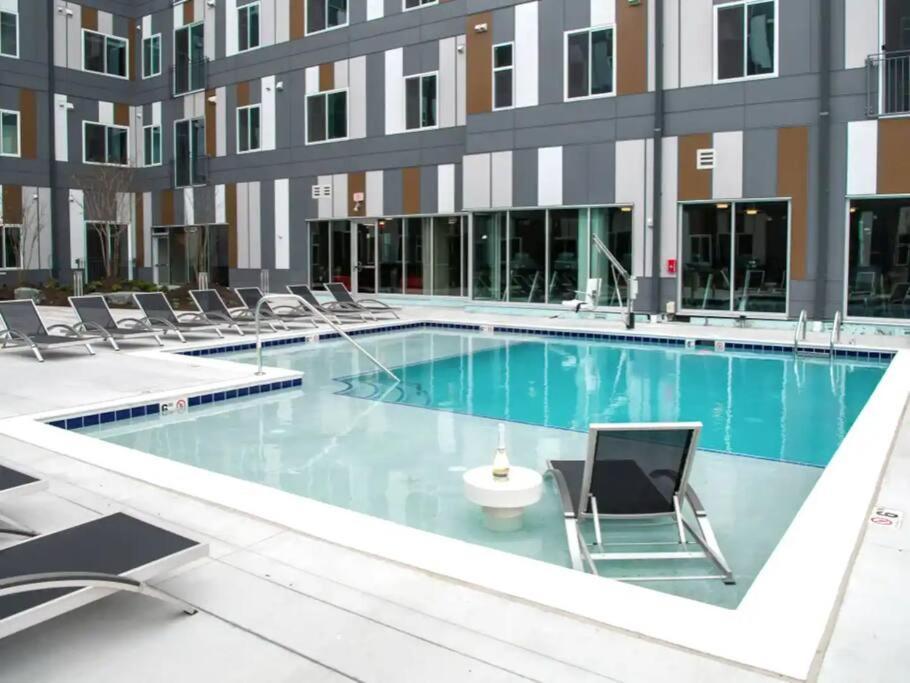 Stunning Studio With Balcony Views, Pool, And Gym Baltimore Eksteriør bilde