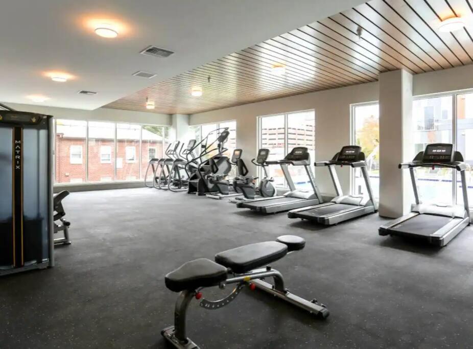 Stunning Studio With Balcony Views, Pool, And Gym Baltimore Eksteriør bilde