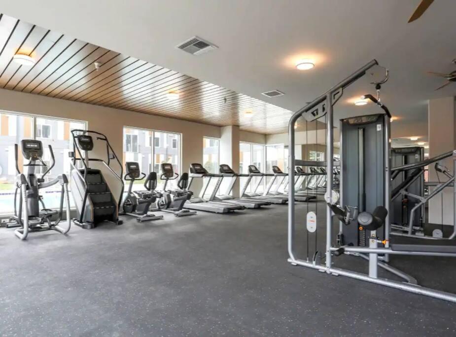 Stunning Studio With Balcony Views, Pool, And Gym Baltimore Eksteriør bilde
